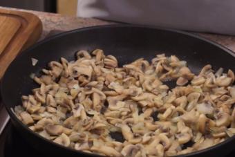 Вкусен жулиен с пиле и гъби - класическа рецепта стъпка по стъпка със снимки как да го приготвите във фурната у дома