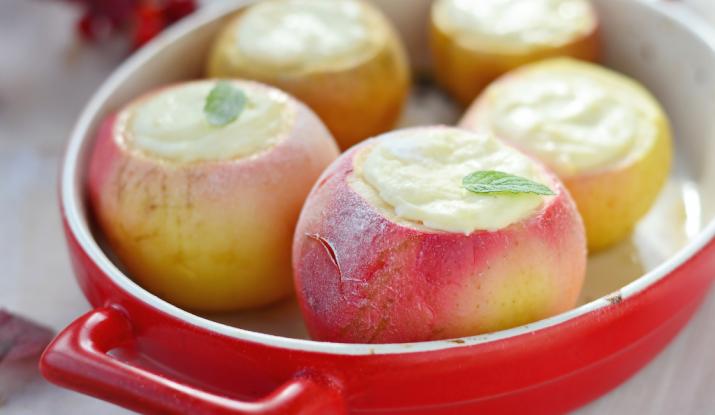 Domácí recepty na zapečená jablka s tvarohem Jablka s tvarohem a rozinkami v troubě