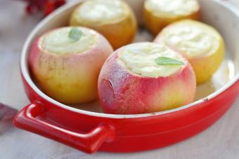 Ricette fatte in casa per mele al forno con ricotta Mele con ricotta e uvetta al forno