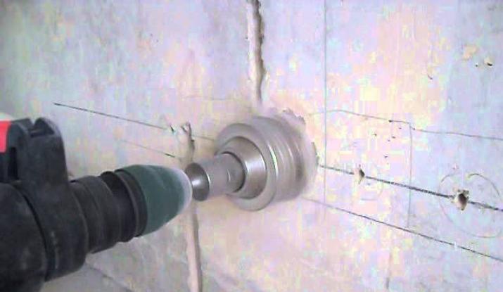 Cómo perforar un agujero en concreto para una toma de corriente o un interruptor Broca para ladrillos